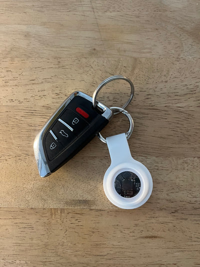 Car key with the Geo Tagr on a wooden surface
